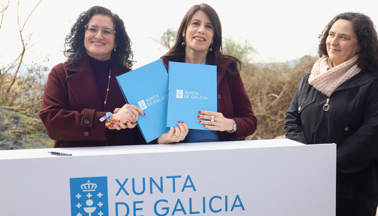 La conselleira de Vivenda e Planificación de Infraestruturas, María Martínez Allegue, y la alcaldesa de Teo, Lucía Calvo, durante la firma del convenio para construir viviendas públicas en el municipio