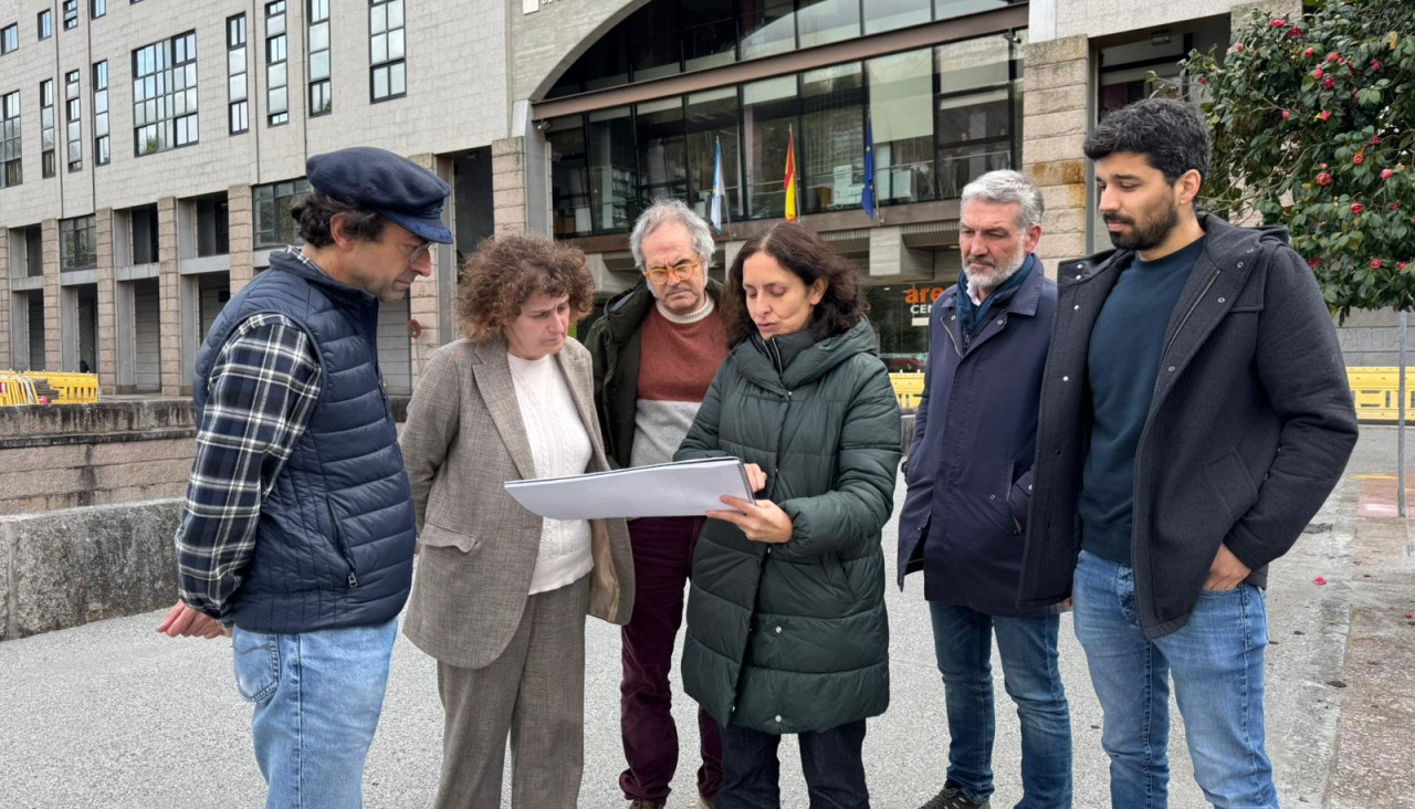 Goretti Sanmartín e o concelleiro de Obras, Xesús Domínguez, comprobaron sobre o terreo os traballos realizados en Fontiñas