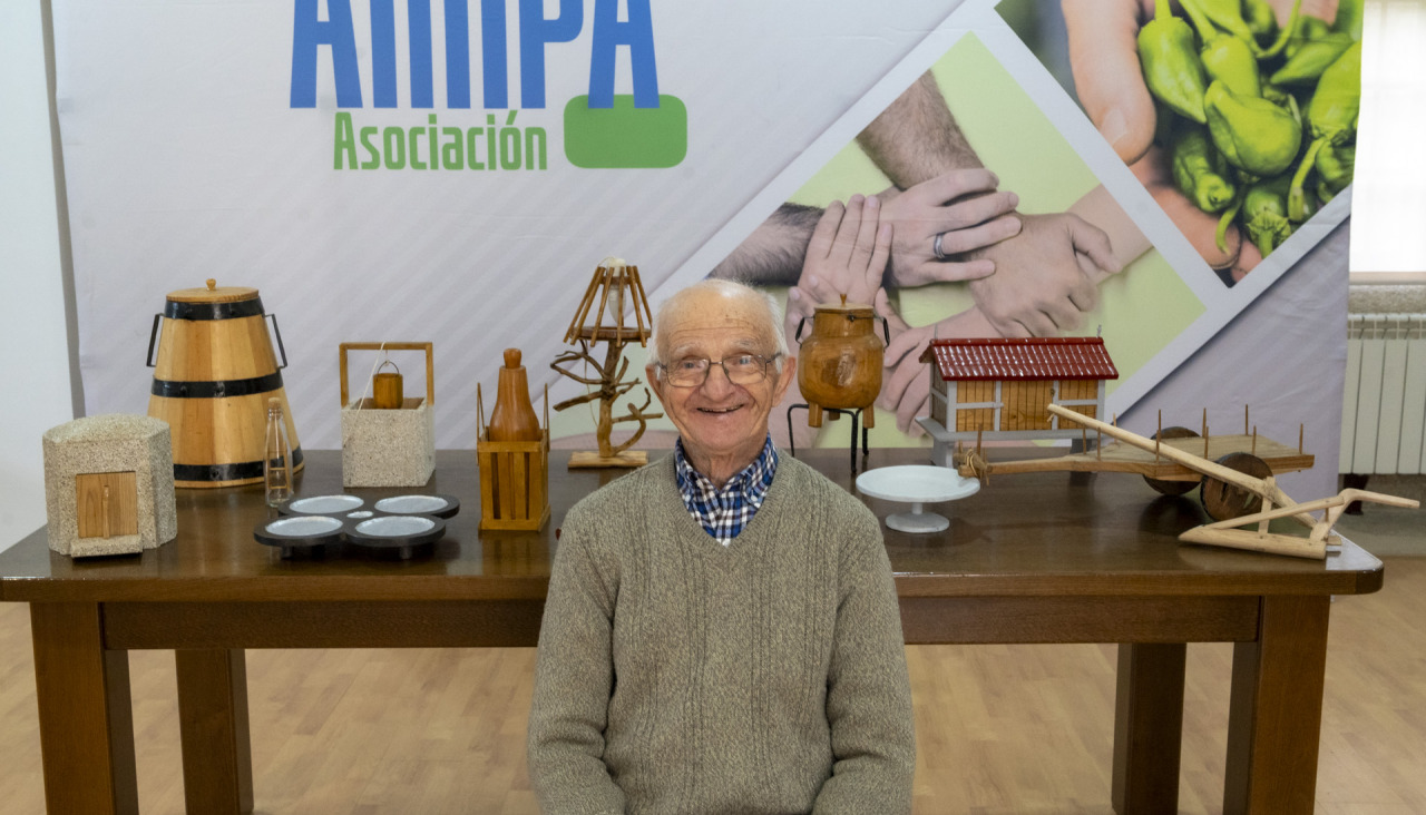 Gerardo Lago Piñeiro, carpinteiro de 93 anos, durante a inauguración da exposición coas súas pezas en AMIPA