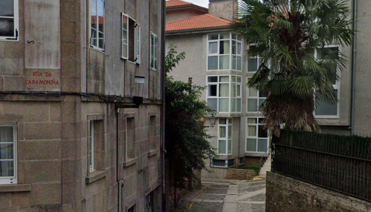 Vista de la rúa da Caramoniña, donde el Concello rehabilitará cinco edificaciones para destinarlas a vivienda pública de alquiler