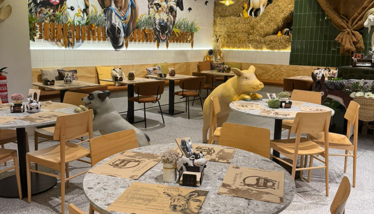 Interior de La Cuca Brunch, con decoración inspirada en una granja