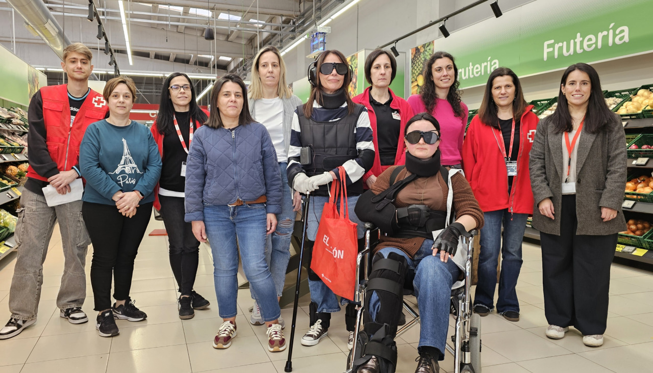 Participantes utilizando el traje de simulación de envejecimiento durante la sesión
