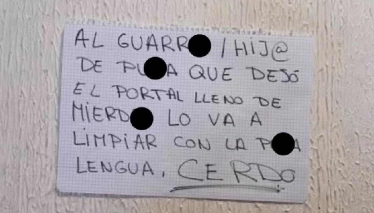 Notas colocadas por los vecinos en el portal para exigir responsabilidades tras los hechos