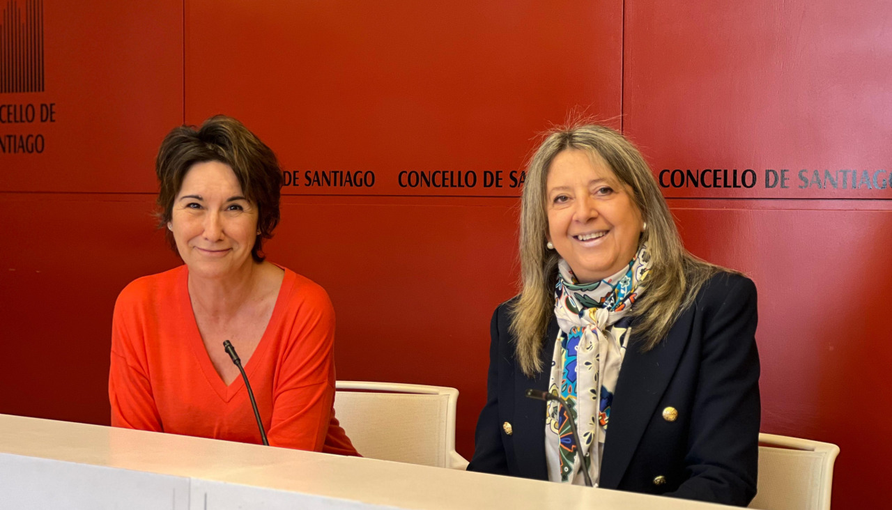 La concejala no adscrita, Marta Álvarez, junto a Mila Castro en la sala de prensa del Pazo de Raxoi en Santiago de Compostela