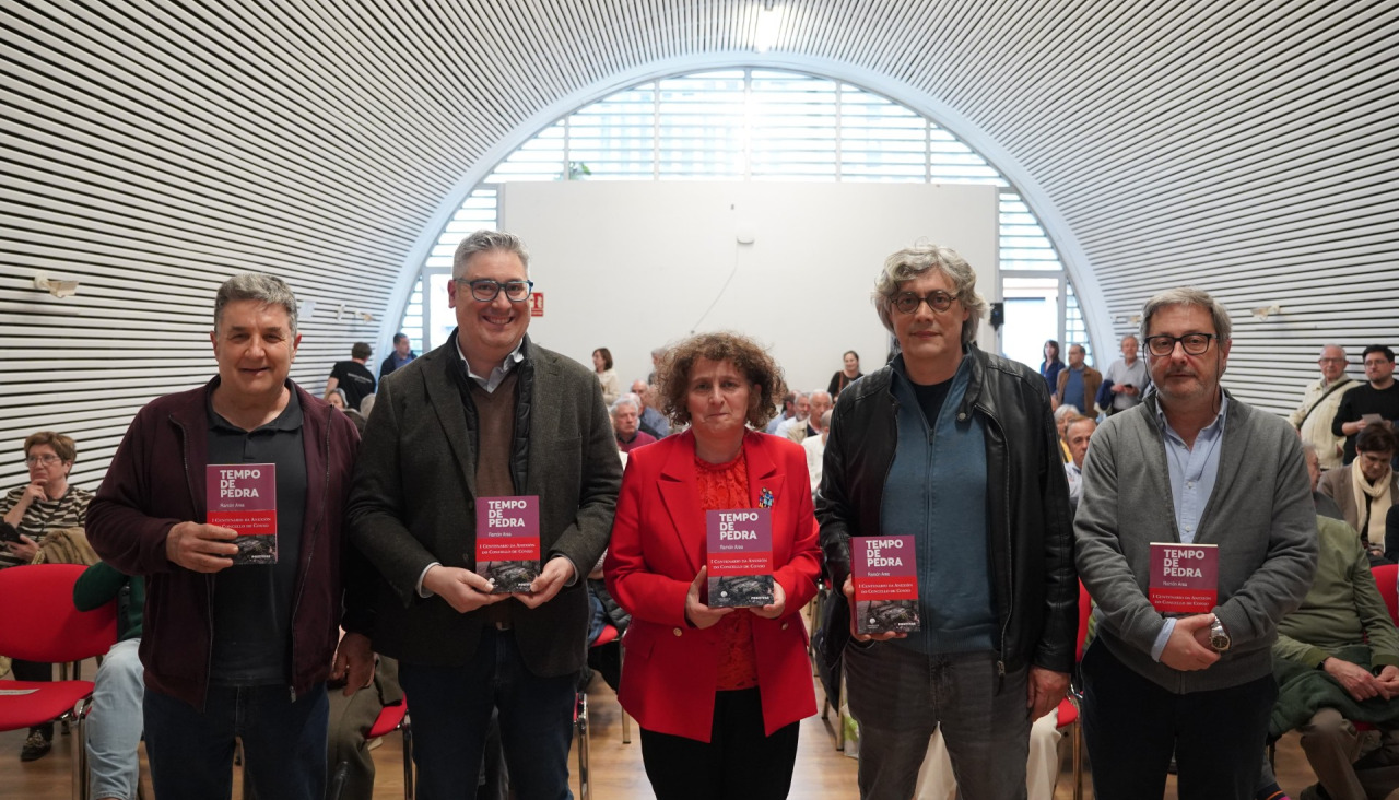 Presentación de ‘Tempo de Pedra’ en la Casa das Asociacións de Cornes