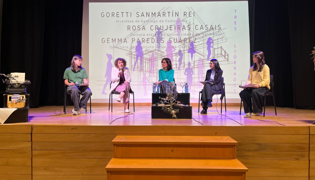 Participantes na mesa redonda sobre o teito de cristal celebrada no IES Rosalía de Castro con motivo do 8M