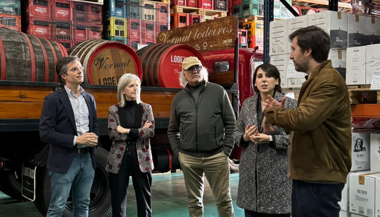 Borja Verea conversa con los responsables de la cuarta generación de Bodegas Lodeiros en el Polígono del Tambre