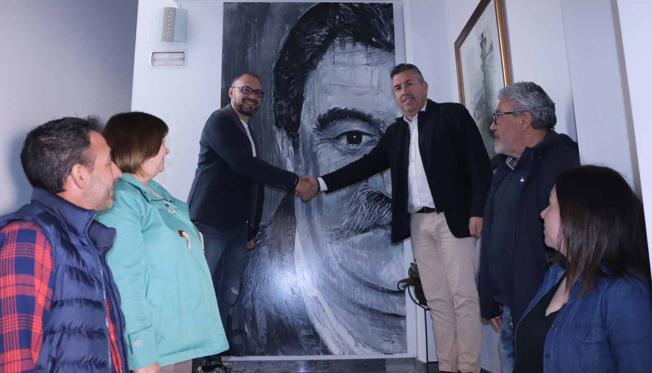 Fernando Yáñez entrega el retrato de Xosé Vizoso al alcalde de Brión en la casa consistorial