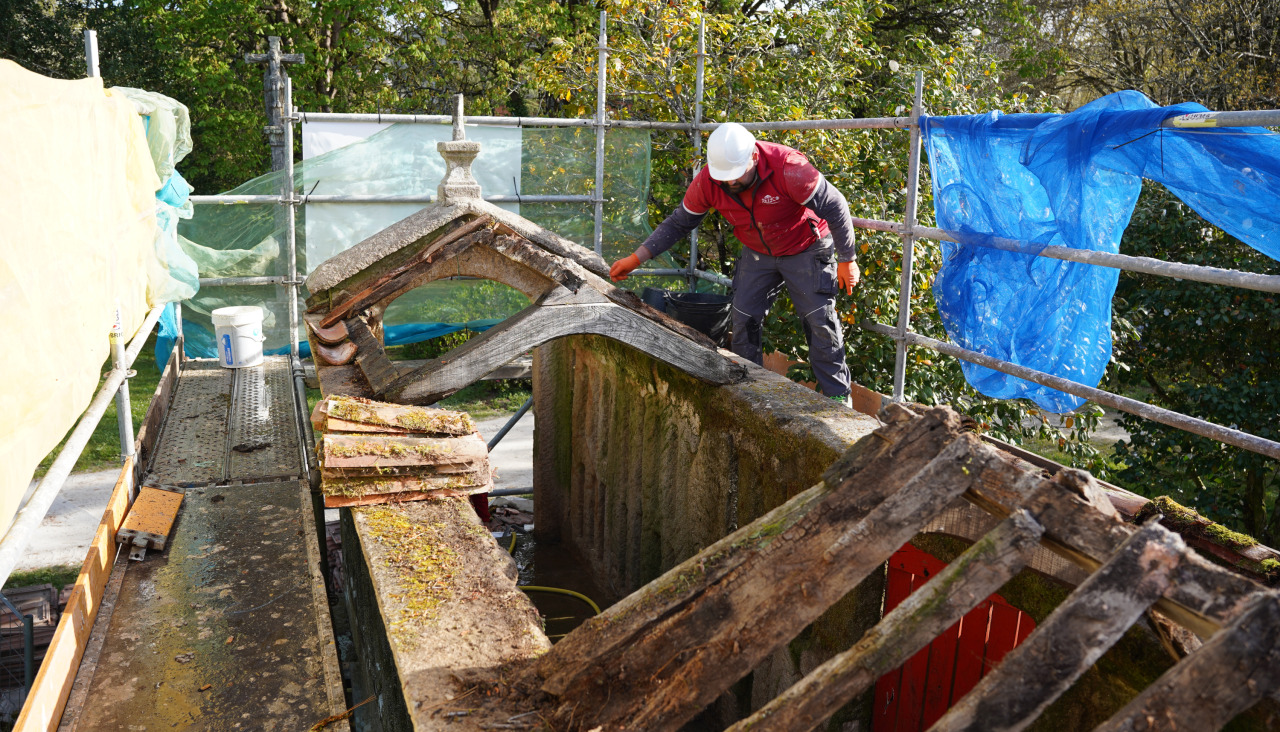 Hórreo de la Finca de Vista Alegre durante los trabajos de restauración