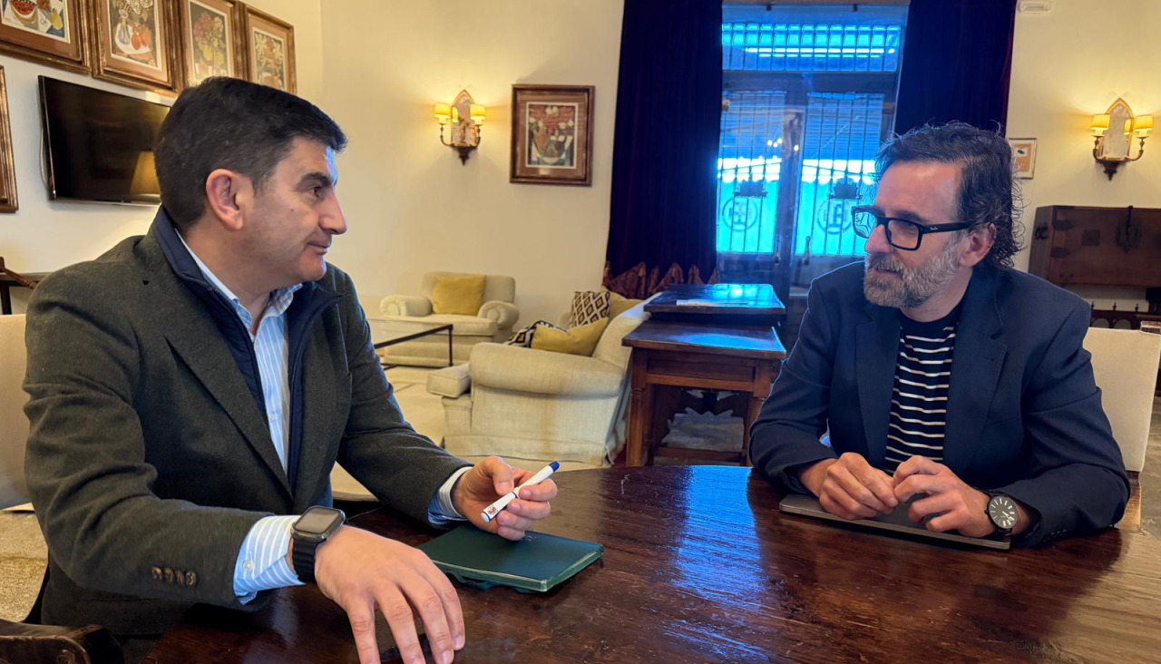El delegado del Gobierno en Galicia, Pedro Blanco, durante la reunión en Santiago con el director de ‘O Gran Camiño’