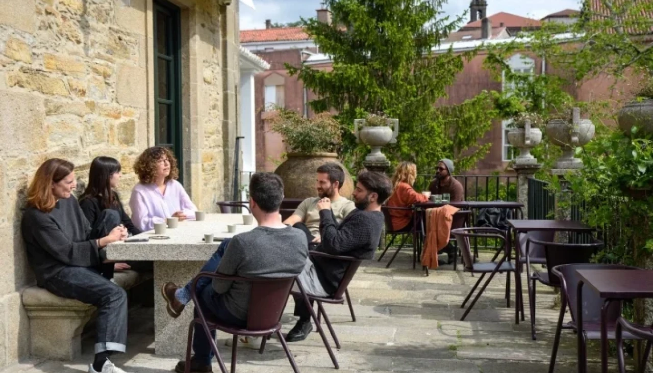 Espacio exterior de Casa RIA, un enclave que combina arquitectura, paisaje y gastronomía en la ciudad
