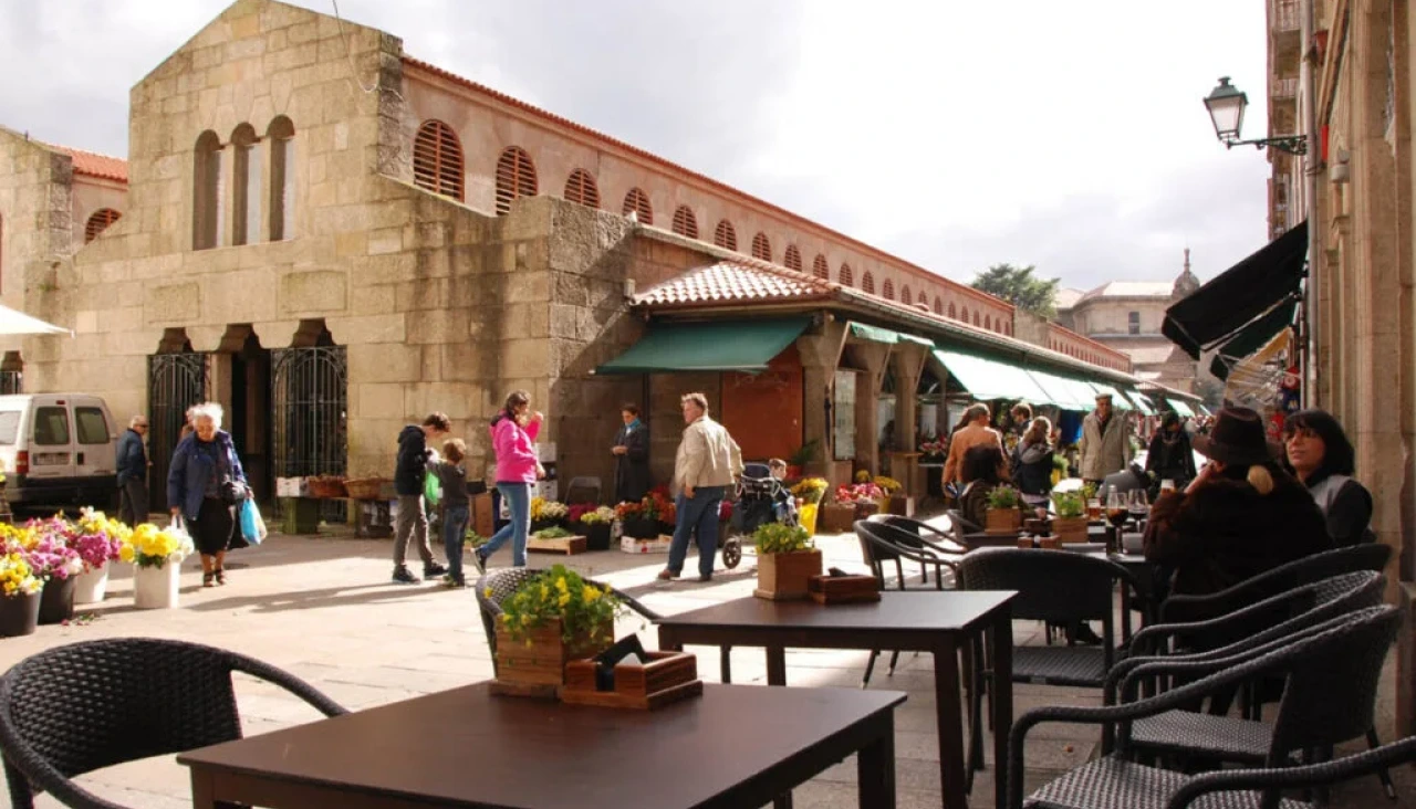 Terraza del Café de Altamira, ubicada junto al Mercado de Abastos de Santiago