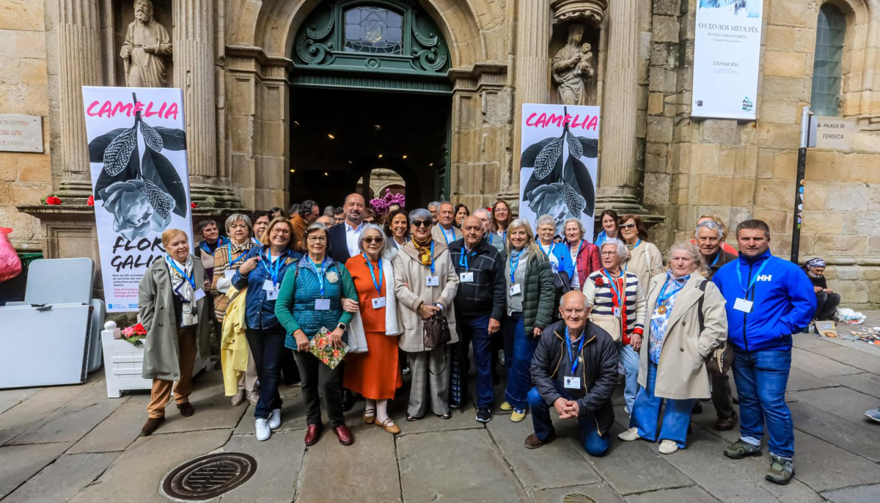 La exposición ‘Camelia, Flor de Galicia’, organizada con apoyo de la Xunta de Galicia, reunió más de 200 variedades en pleno centro de Santiago