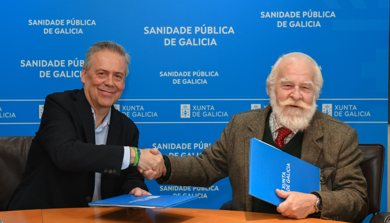 El conselleiro de Sanidade, Antonio Gómez Caamaño, y el delegado de la Orden de Malta, Enrique Marchesi-Herce, durante la firma del convenio