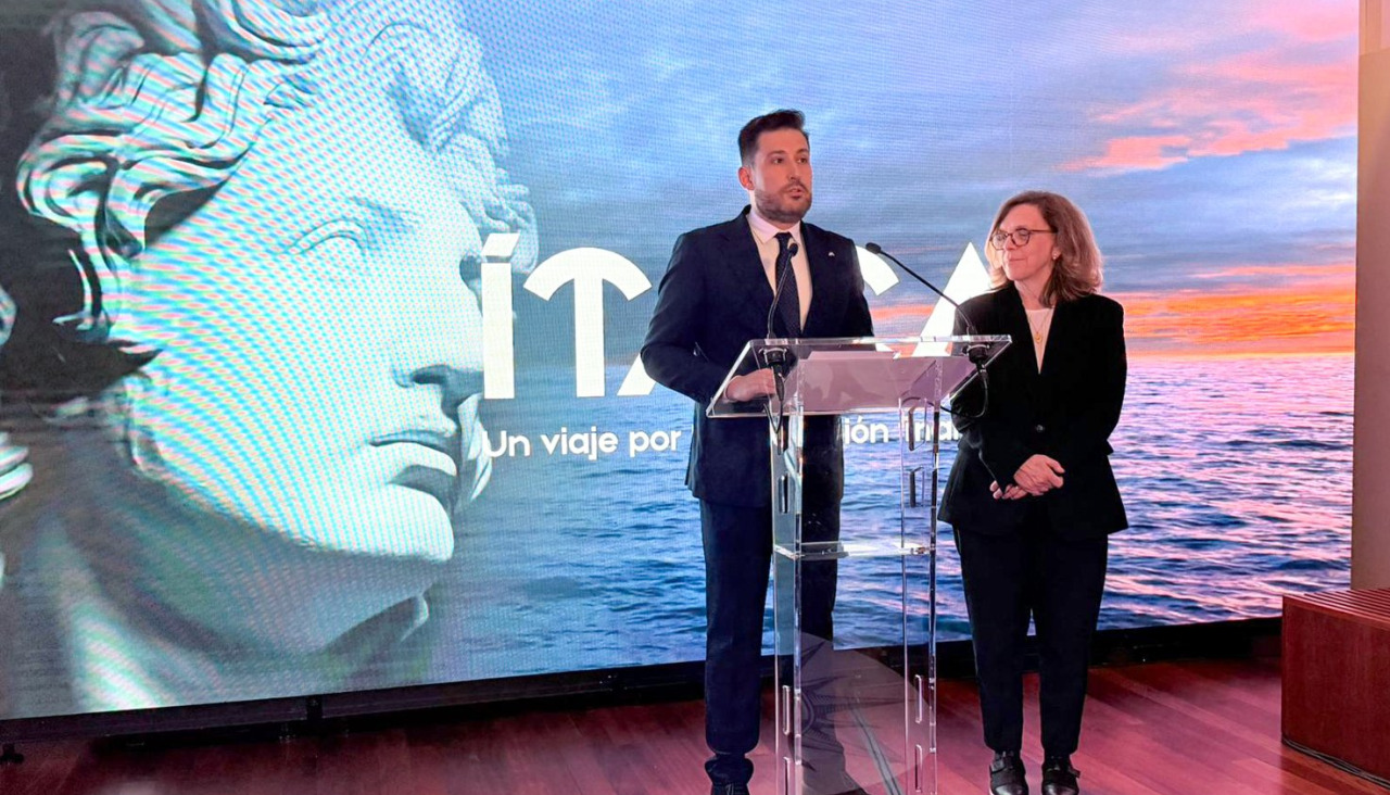 José Manuel Mourelo y Carlota Sánchez-Montaña, durante la presentación de la exposición interactiva 'Ítaca. Unha viaxe pola educación financeira', en Santiago de Compostela