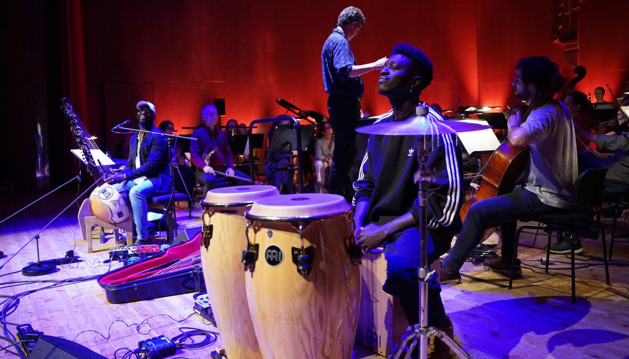 A proposta combina a kora, a percusión e a orquestra para explorar novos horizontes sonoros dentro do ciclo (EN)FOCO