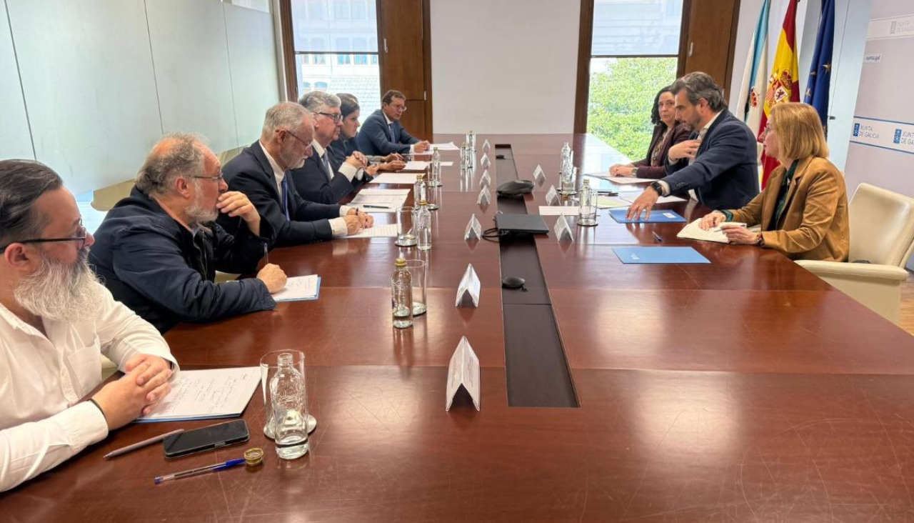 El conselleiro Diego Calvo se reunió con representantes del sector empresarial y turístico para explicar la estrategia de captación de vuelos sin financiar directamente las aerolíneas