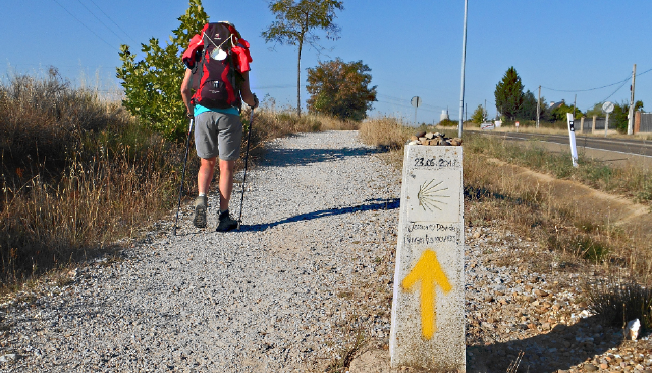 Peregrinos caminando por una etapa del Camino de Santiago