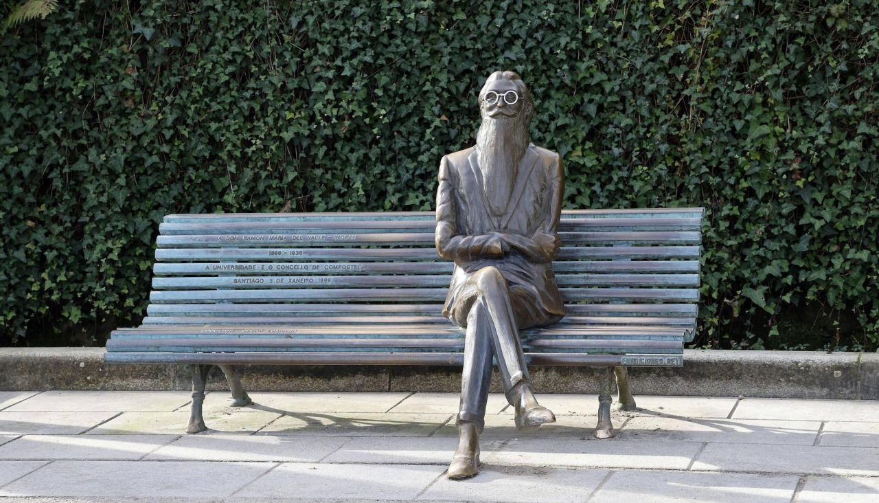Escultura de Valle-Inclán en la Alameda de Santiago