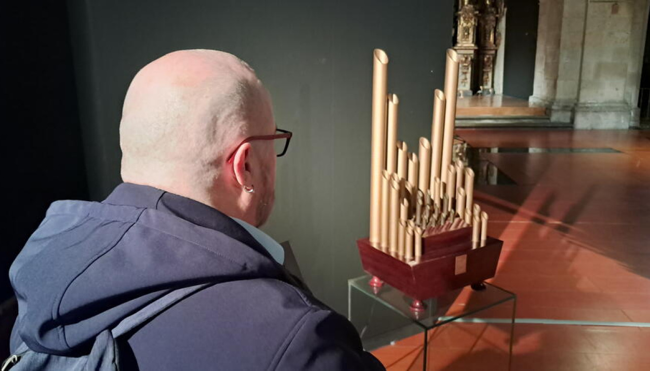 A exposición articúlase arredor dunha instalación mecánica e pezas musicais creadas a partir de gravacións de campo adaptadas ao órgano histórico do espazo