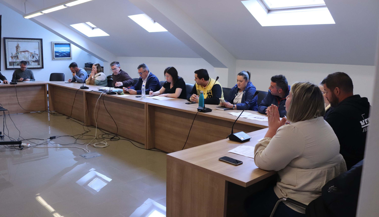Pleno municipal de Brión en el que se aprobó el V Plan de Igualdad