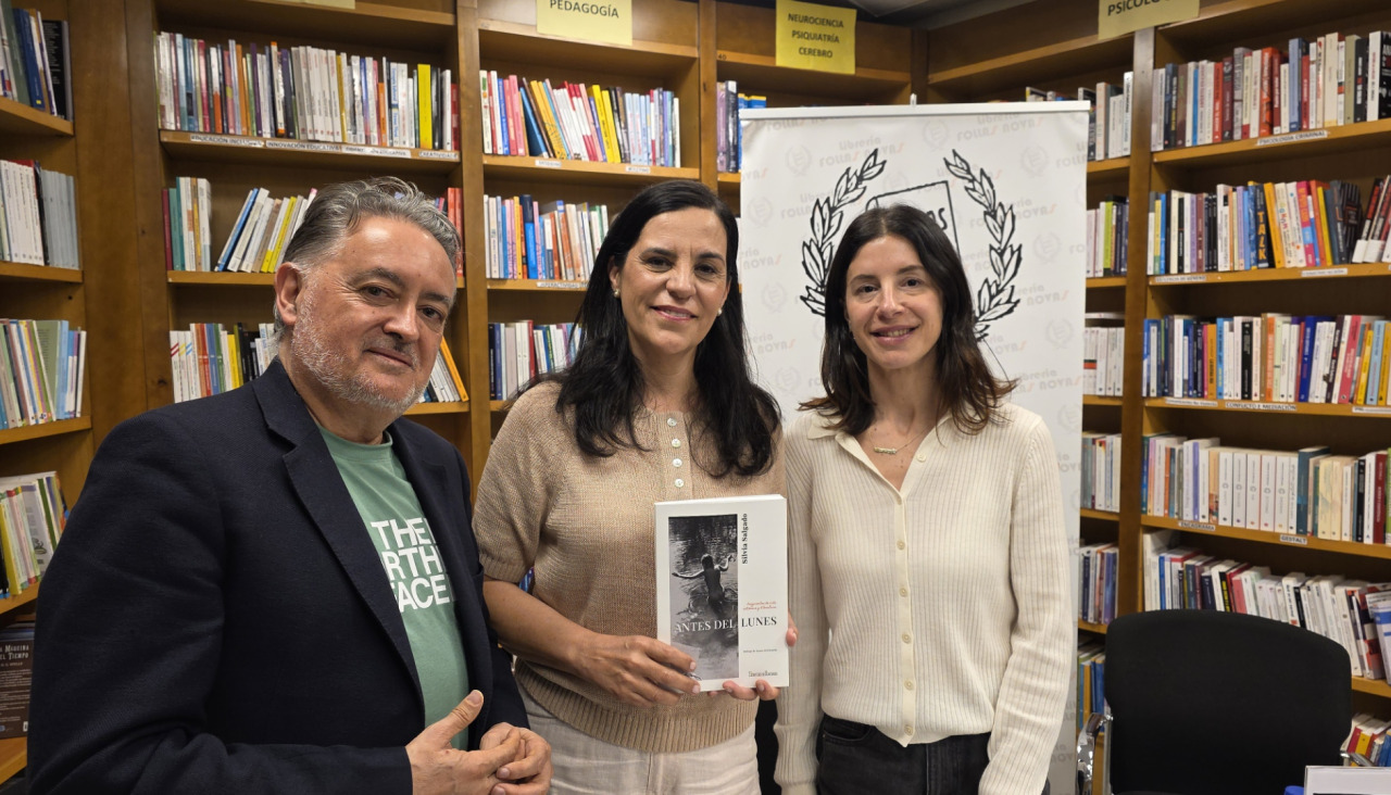 osé Miguel Alonso Giráldez, Silvia Salgado y Laura Rodríguez, al inicio de la presentación de ‘Antes del lunes’ en la Librería Follas Novas de Santiago