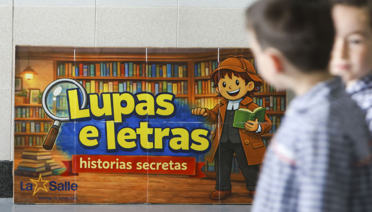 Decoración temática con lupas y pistas en el colegio La Salle durante la semana de la lectura