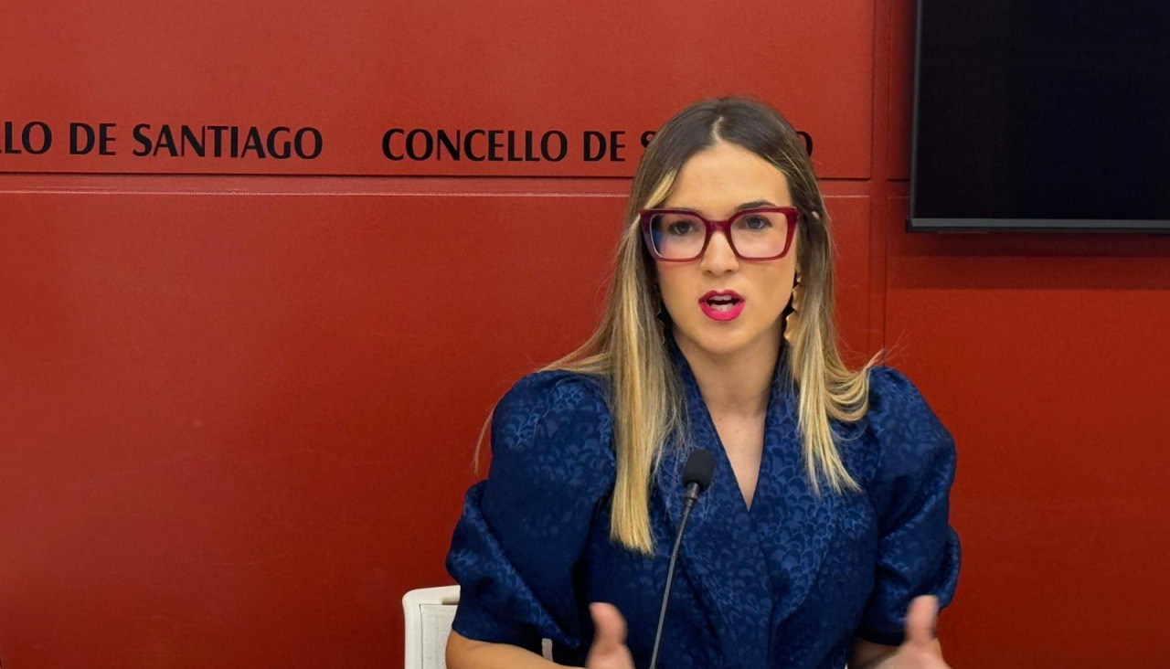 La concejala del PP de Santiago, Nerea Barcia, durante una rueda de prensa