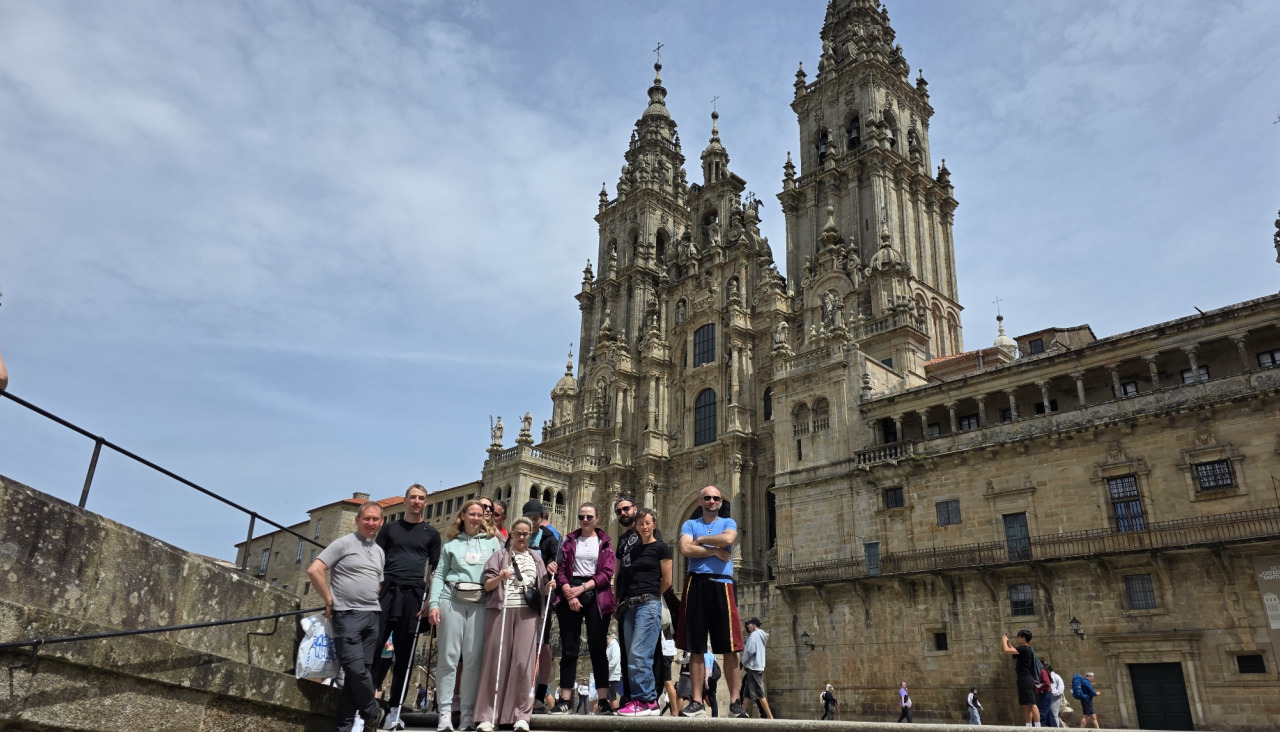 El grupo posa en el Obradoiro