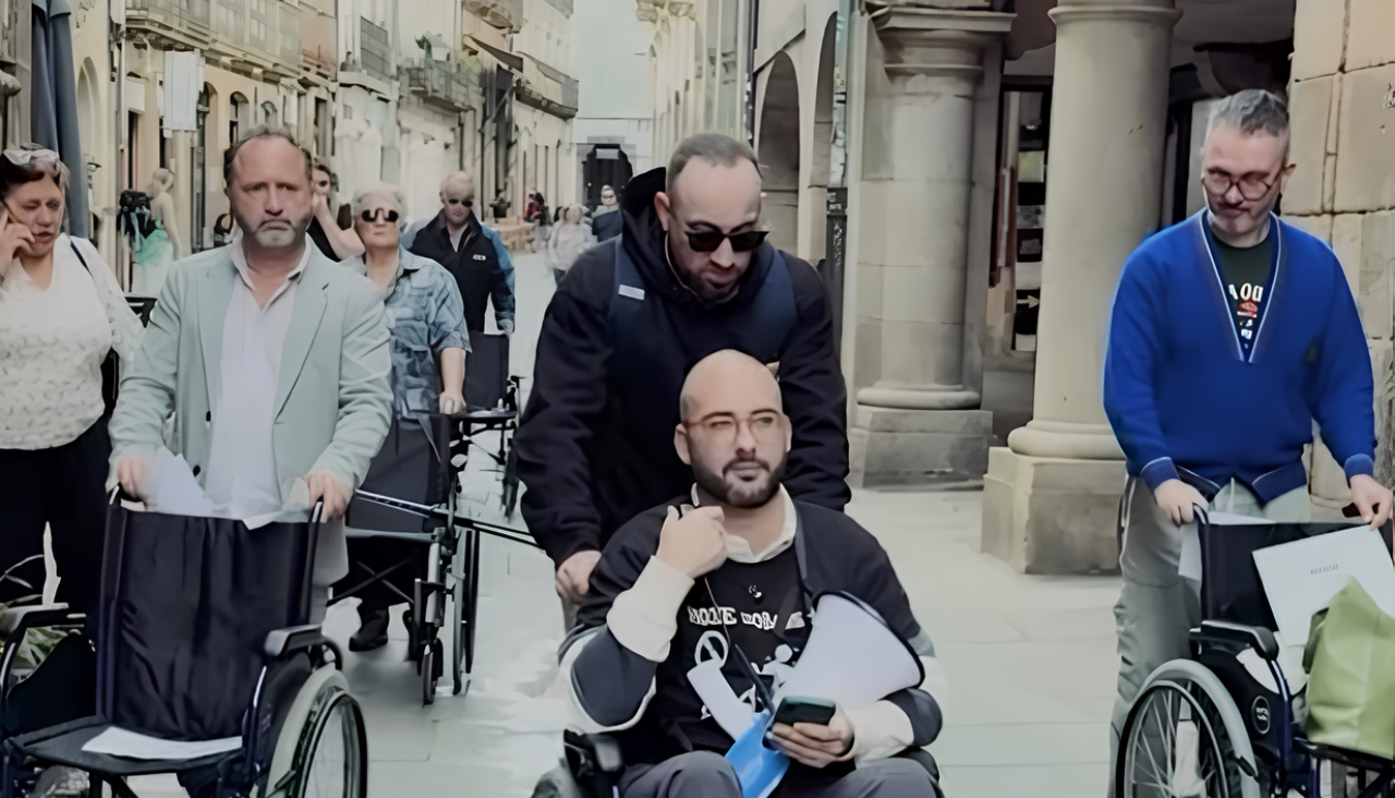 Diego Adrián Mallo, portavoz de UCIN Santiago y presidente de 'Compostela Accesible Xa!' recorriendo la ciudad para mostrar las dificultades de acceso