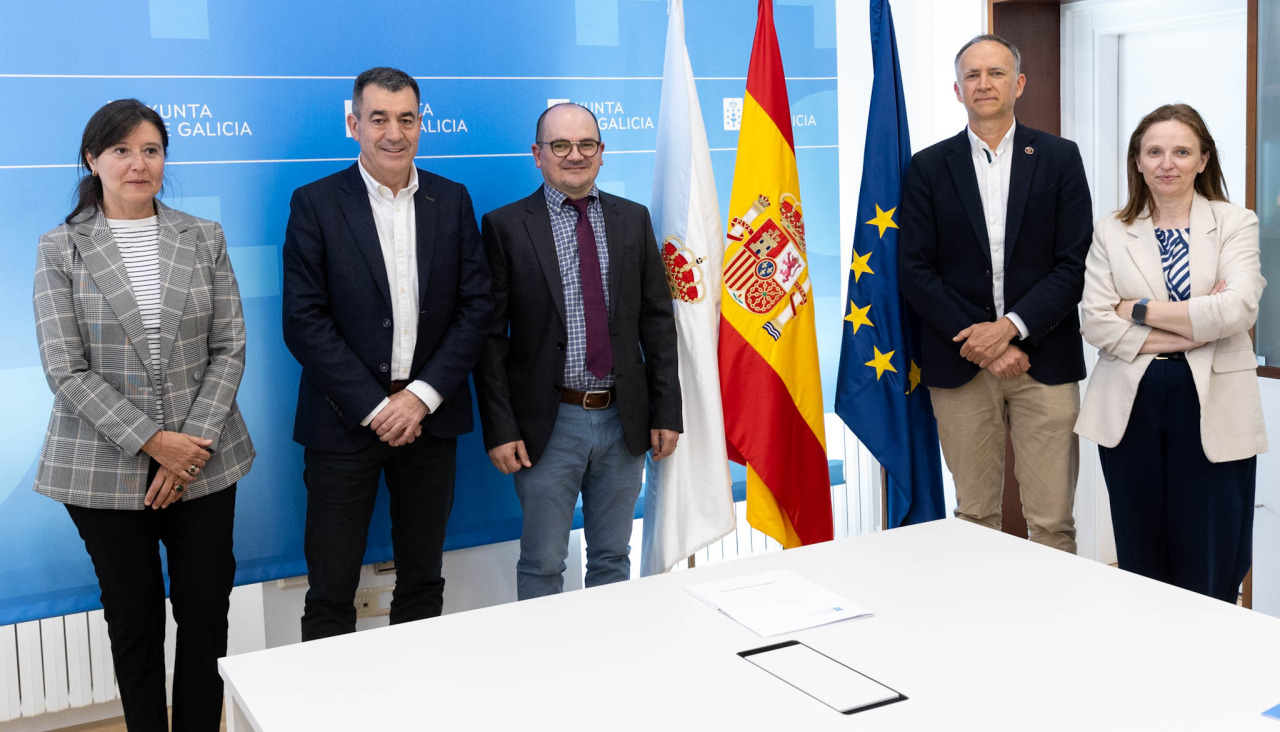 El conselleiro de Ciencia, Román Rodríguez, recibió este martes al investigador Cristóbal Pérez tras su incorporación al CiQUS de Santiago.