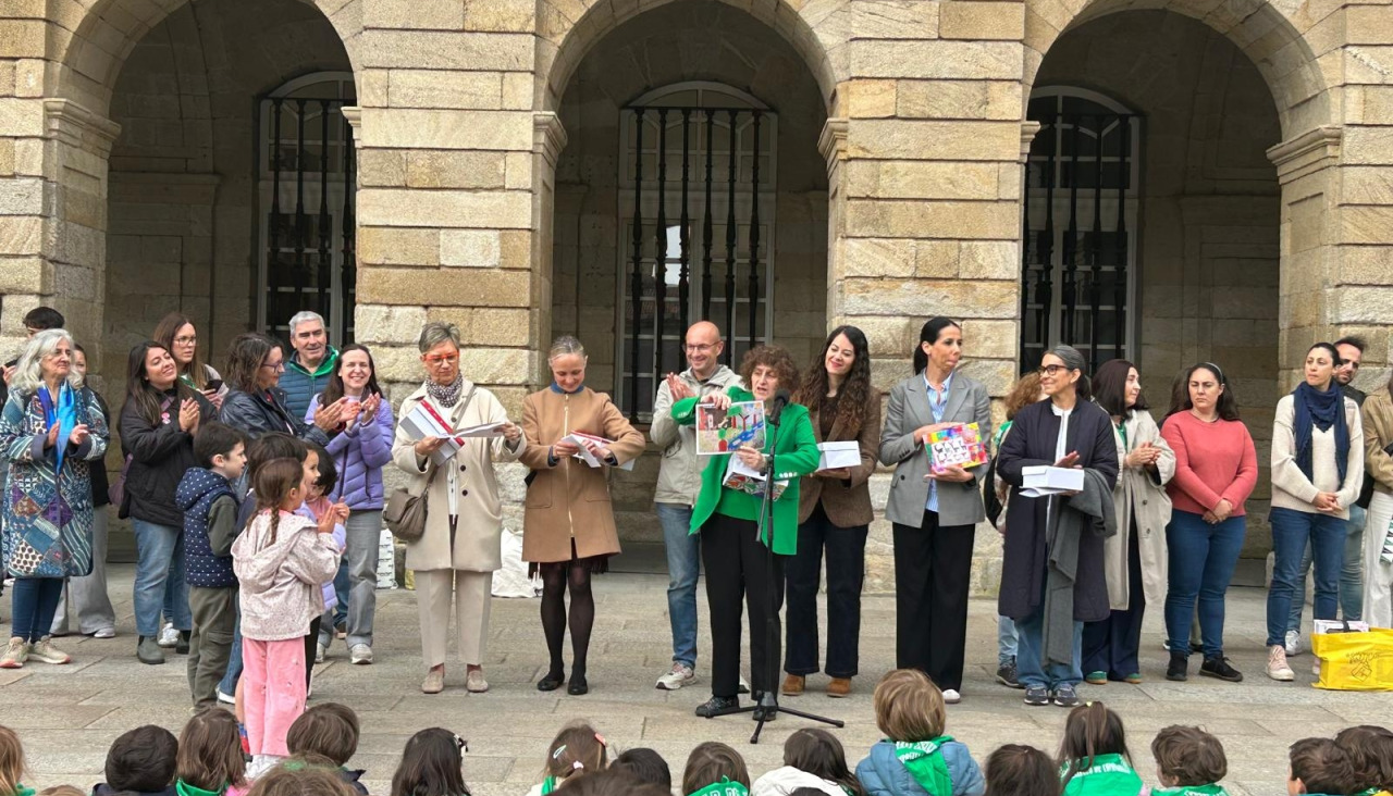 La regidora recibió a un grupo de escolares en el marco de un proyecto sobre la importancia del comercio tradicional