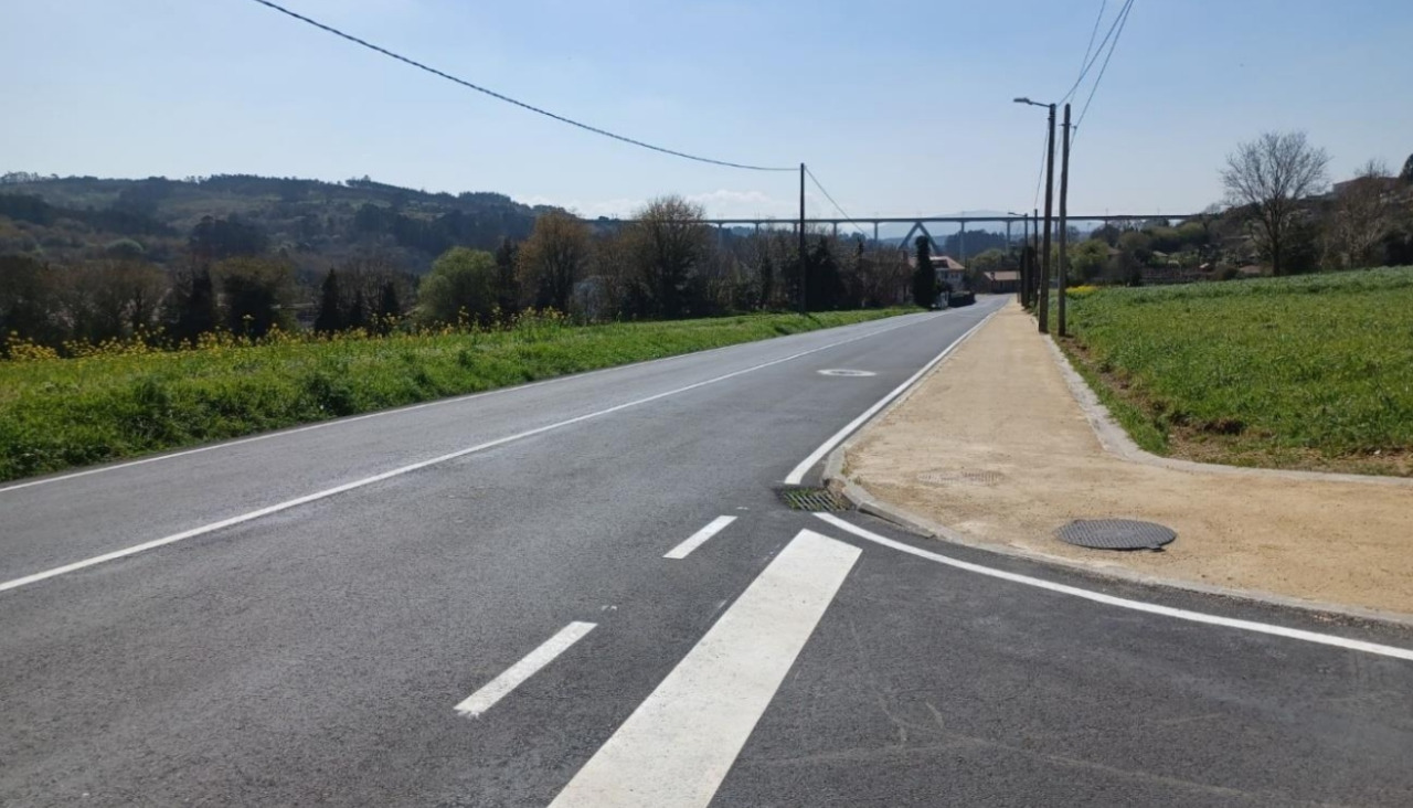 A intervención en San Martiño de Aríns completa a actuación integral nunha vía de máis de dous quilómetros cun investimento total próximo aos 700.000 euros