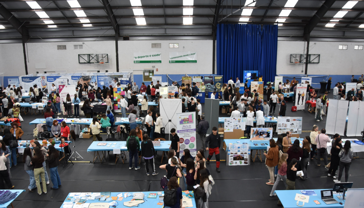 Centenares de estudiantes participaron en la Feria de las Profesiones celebrada en Bertamiráns