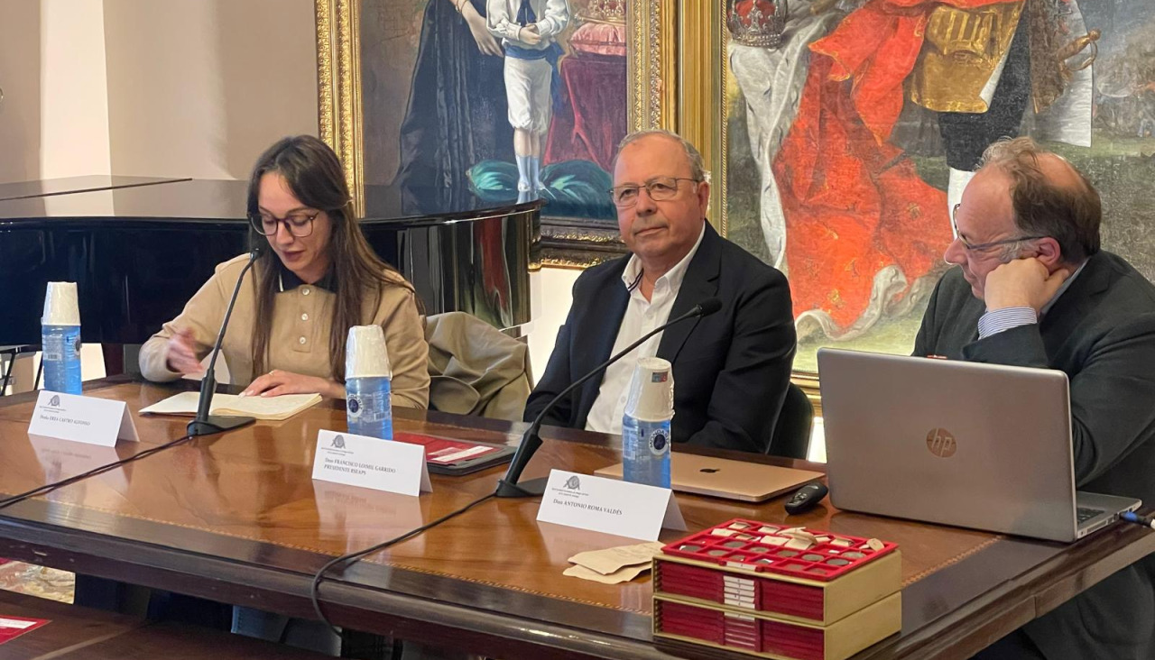 El fiscal de área de la Fiscalía de Santiago, Antonio Roma Valdés, durante su conferencia sobre la formación de la colección de monedas de la Real Sociedad Económica