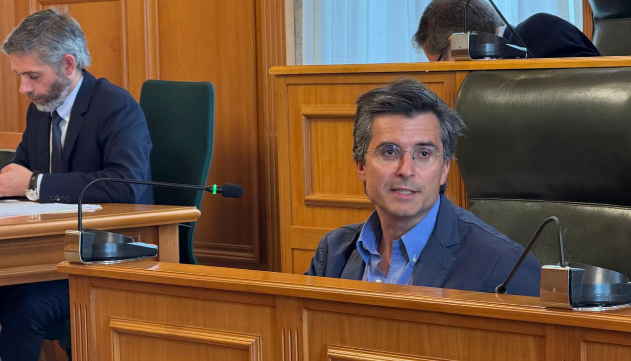 O líder do PP en Santiago, Borja Verea, durante a súa intervención no pleno municipal no que advertiu do incremento da criminalidade na cidade e reclamou novas medidas de seguridade