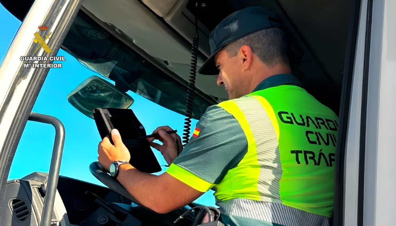 Un guardia civil inspecciona el interior de un camión