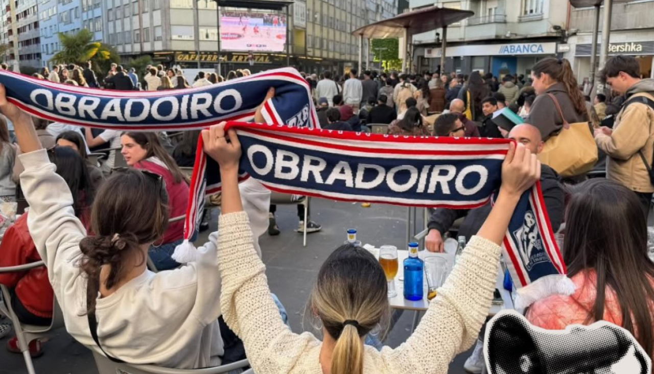 Aficionados del Obradoiro siguiendo un partido en la plaza Roja