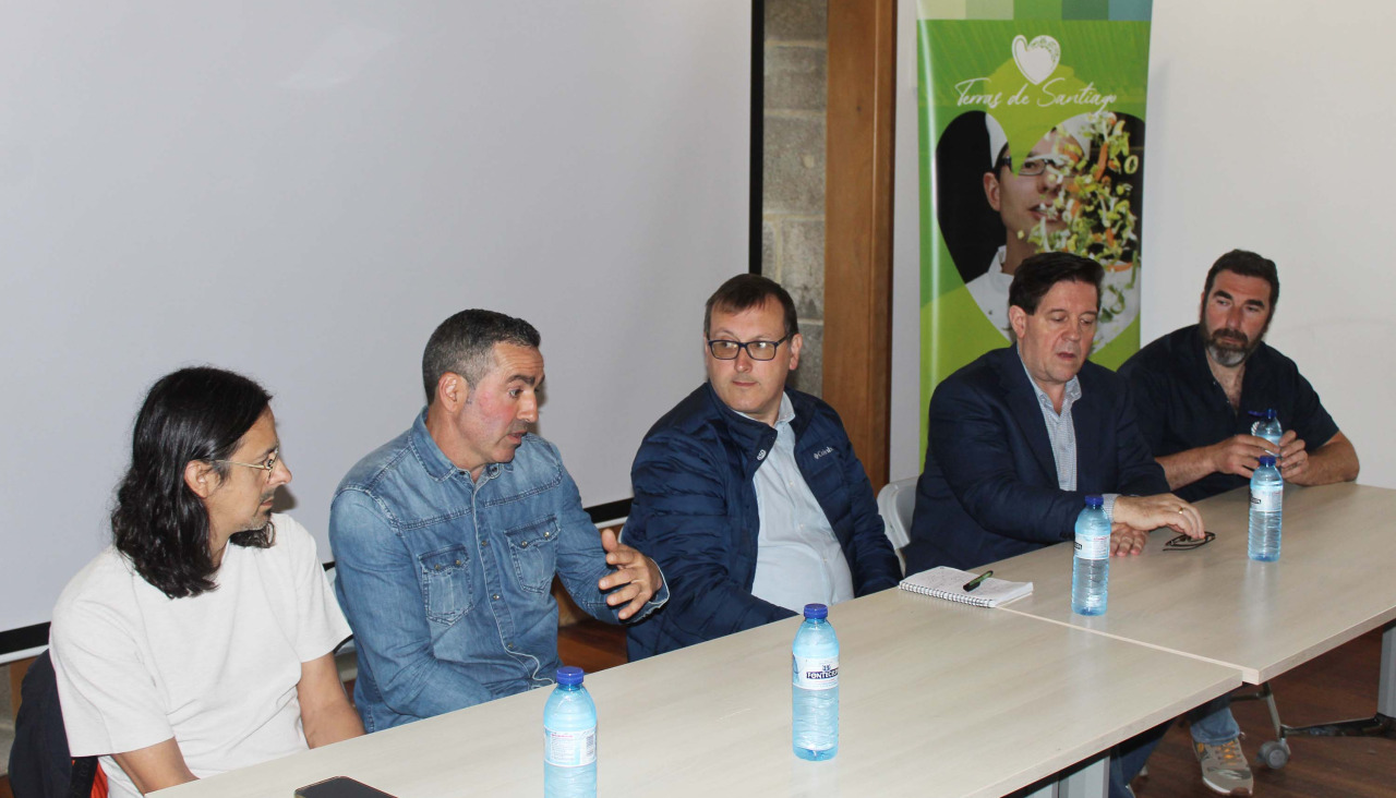 Mesa redonda con profesionales del sector durante el encuentro sobre gastronomía local