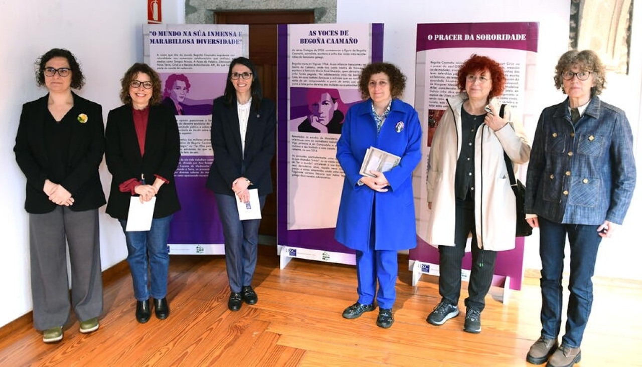 A exposición ‘As voces de Begoña Caamaño’, aberta no Claustro Alto do Colexio de Fonseca ata o 28 de maio, reúne artigos, materiais xornalísticos e referencias literarias da autora