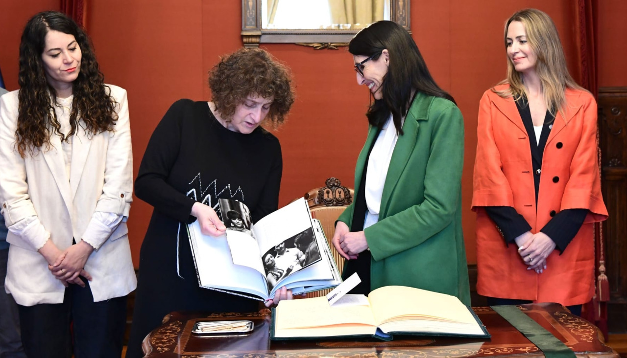 A reunión institucional serviu para activar novas liñas de cooperación entre o Concello de Santiago e a USC tras o recente nomeamento de Rosa Crujeiras como reitora