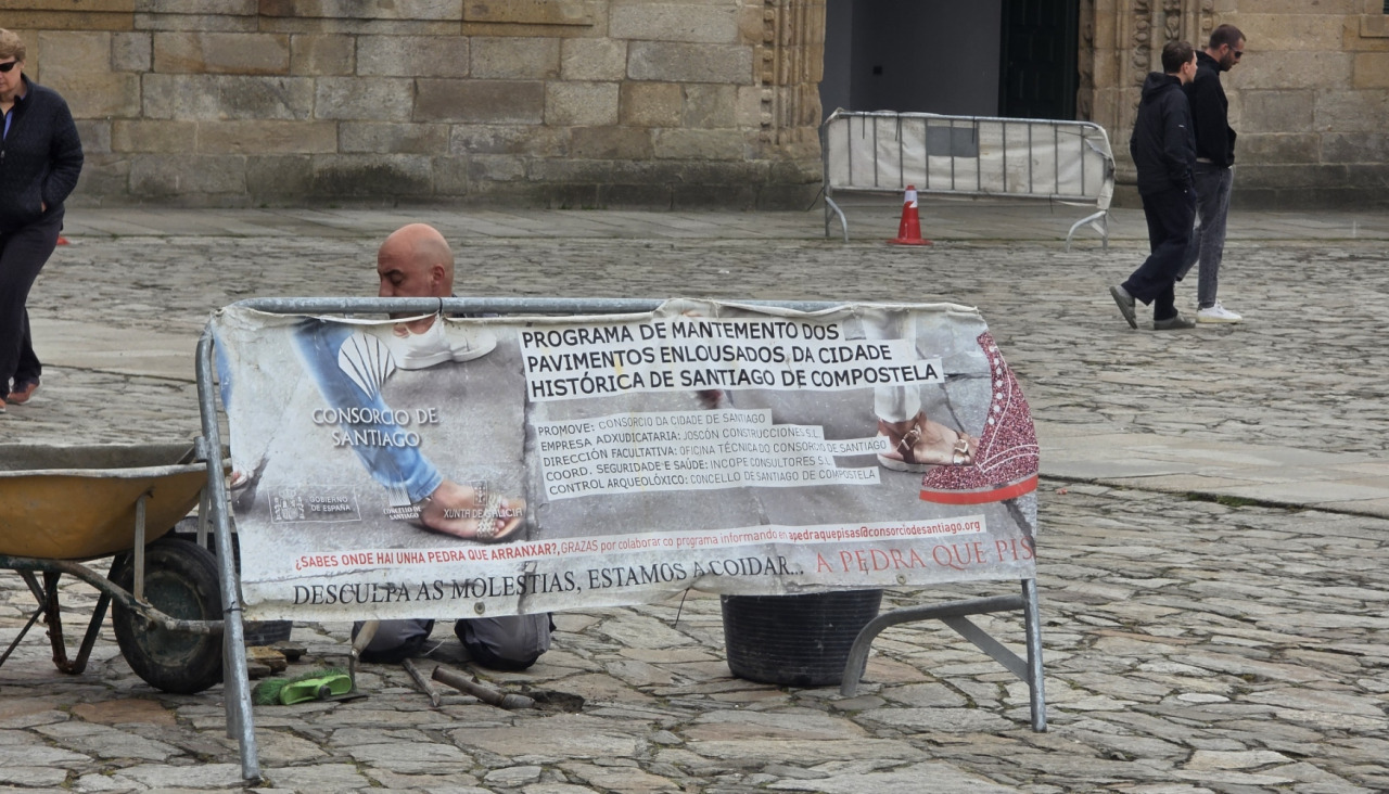 Operarios trabajan estos días en la reparación del pavimento histórico de la Praza do Obradoiro