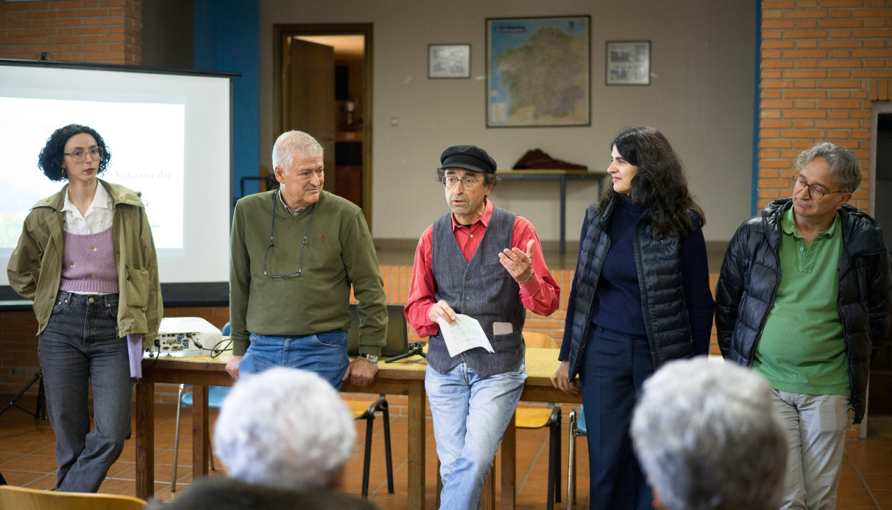 La jornada reunió a alumnado, profesorado, representantes vecinales y al concejal Xesús Domínguez para analizar iniciativas vinculadas al futuro parque agrario de Aríns