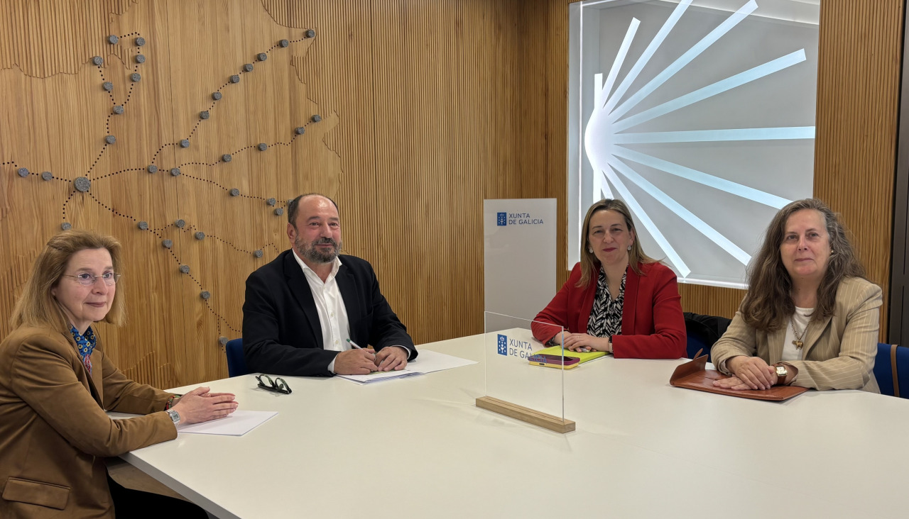 Representantes del Concello de Santiago y de Turismo de Galicia mantuvieron una reunión de trabajo para abordar futuras líneas de colaboración en materia turística y aeroportuaria
