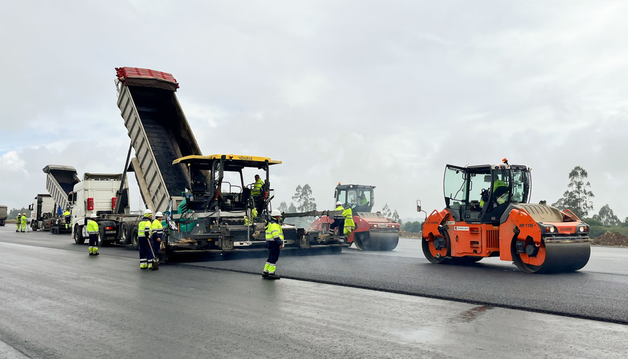 Trabajos de regeneración del pavimento en la pista del aeropuerto compostelano