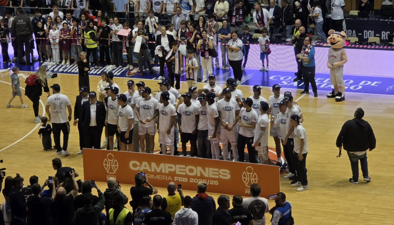 La plantilla del Monbus Obradoiro celebra sobre la pista de Sar el ascenso directo a la ACB tras derrotar al Gipuzkoa