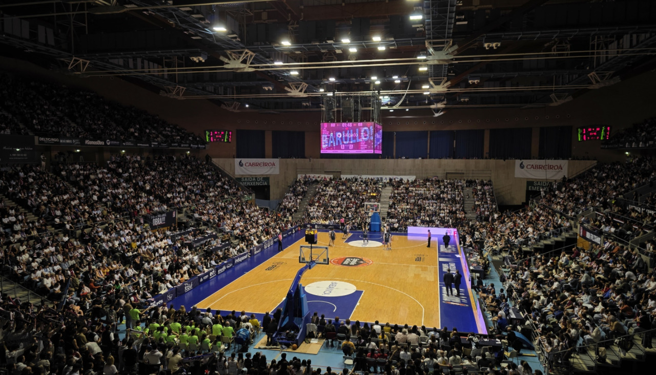 La Caldeira presentó un ambiente espectacular durante el partido que certificó el regreso del Obra a la máxima categoría