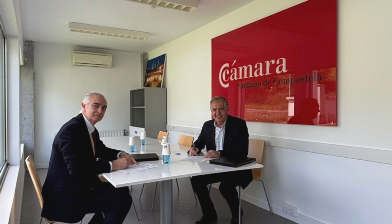 Representantes de la Cámara de Comercio de Santiago y Abanca durante la firma del convenio