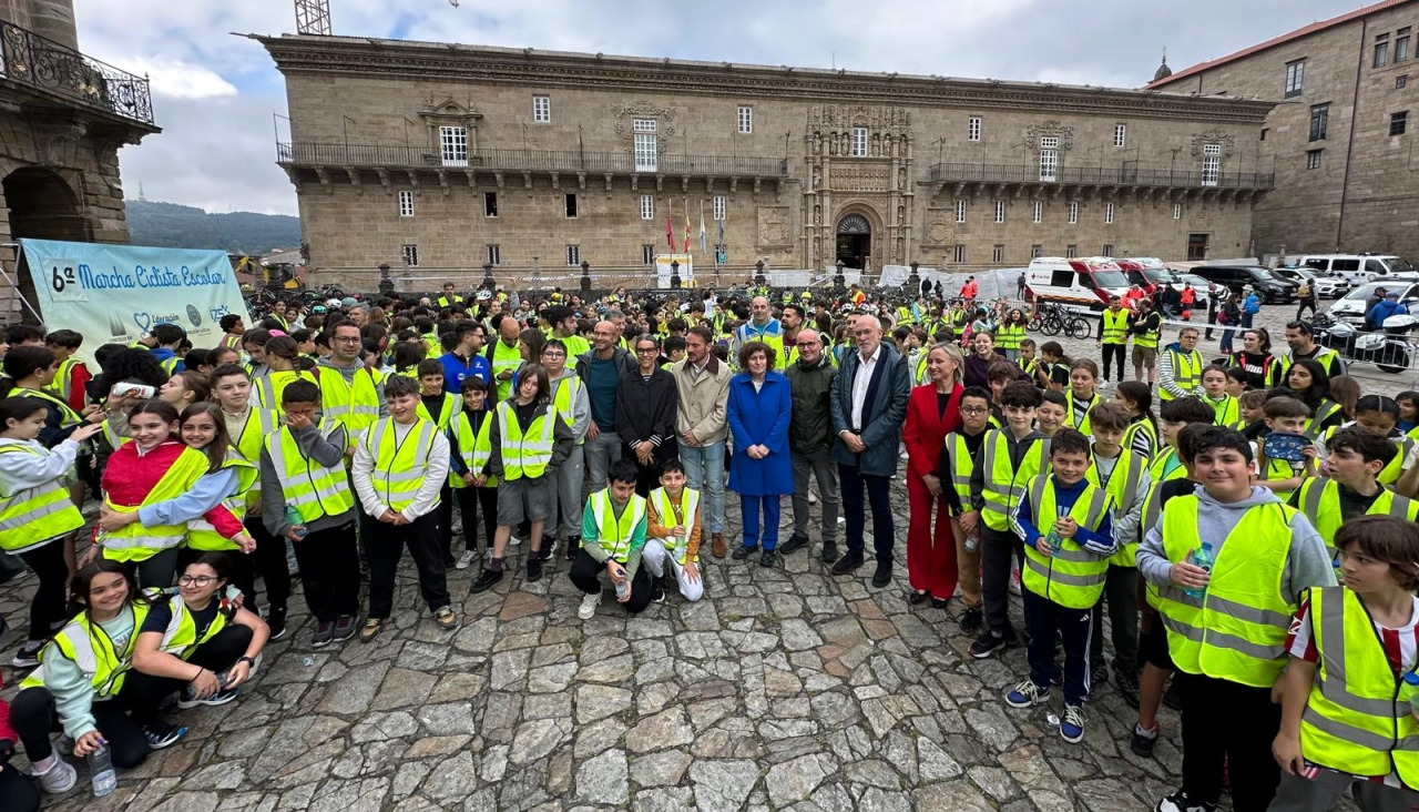 Alumnado de seis centros educativos participou na VI Marcha Ciclista Escolar, cun percorrido de oito quilómetros por Santiago e unha parada na Praza do Obradoiro