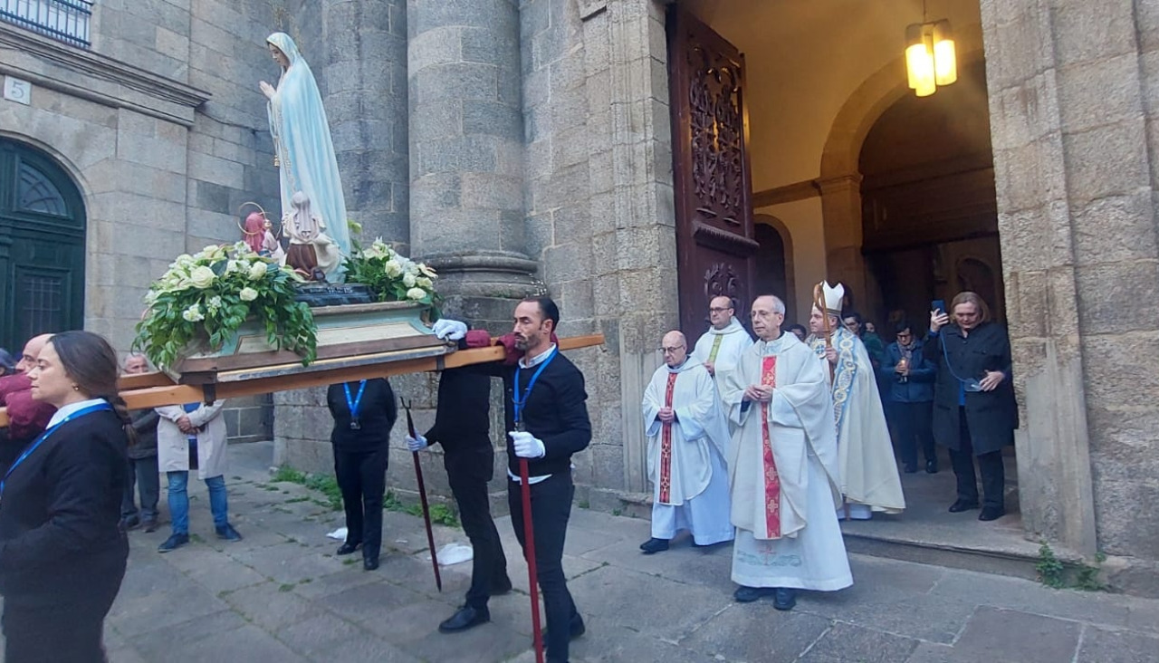 La celebración de la Virgen de Fátima finalizó con una procesión por varias calles y plazas del casco histórico de Santiago de Compostela